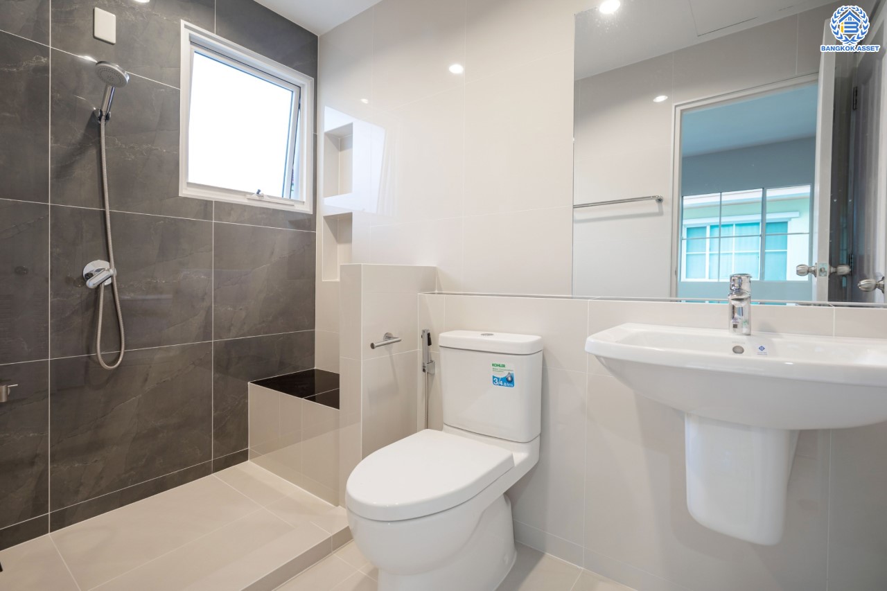 บ้านมือสองตกแต่งใหม่ ม.นันทวัน พระราม5 ตกแต่งหรูหรา หลังใหญ่กว่า 64 ตร.ว. ฟังก์ชันจัดเต็ม 3 ห้องนอน 3 ห้องน้ำ 1 ห้องอเนกประสงค์ จอดรถได้ 2 คัน พร้อม Living Room รองรับทุกความสุข ทำเลเดินทางสะดวก ใกล้ทางด่วน "กาญจนาภิเษก" และรถไฟฟ้าสายสีม่วง "สถานีบางรักใหญ่"